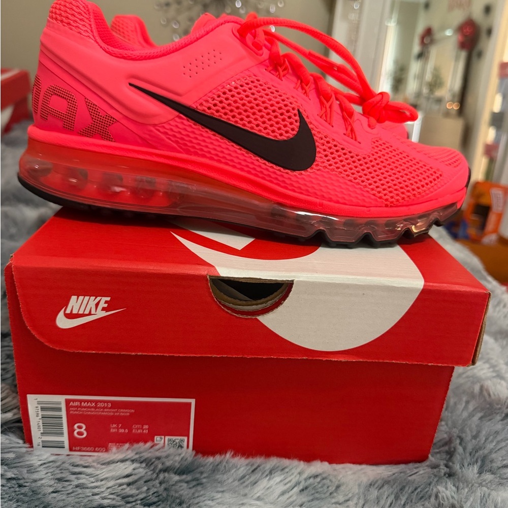 BRAND NEW SNEAKER